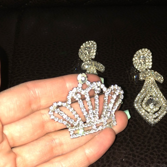 💎 Sparkly Earrings and Crown Pin 👑 - Picture 4 of 5